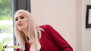 Katie Monroe reszel a nevelő fiával
