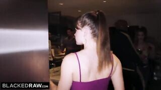 Riley Reid kap pár csoki rúdat