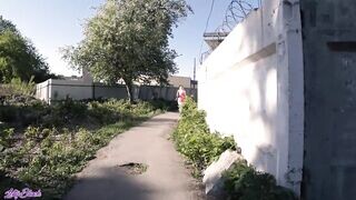 Fiatal maca lovagolja a hapsi faszát