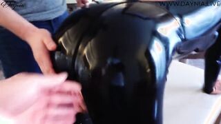 Latex ruhás anyukát ánuszba szexelnek