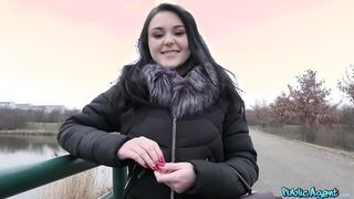 Orosz zsenge maca pénzért kupakol