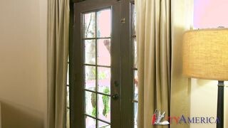Szomszéd anyuci és a óriási dákó
