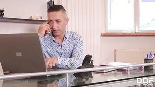 Sienna Day két kukacot kap
