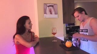 18 éves zsenge hancúrozása a bárban