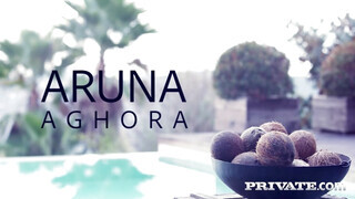 Aruna Aghora pici lyuka finoman megkúrelva