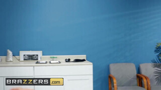 Brazzers - Chloe Cherry a kéjnő nővérke