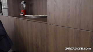 Private - Mona Blue borotvált pinája bekúrva