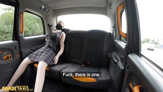 Fake Taxi - Kitetovált fenekű gádzsi lovagol