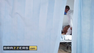 Brazzers - Bonnie Rotten popsijában az óriás örömrúd