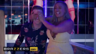 Brazzers - Blanche Bradburry kedveli a méretes kukit