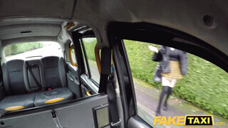 Fake Taxi - Szoknyás zsenge maca a taxissal kupakol