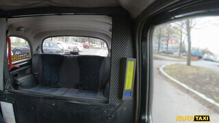 Fake Taxi - Victoria Pure lovagol a taxis hímvesszőjén