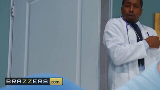 Brazzers - Nina Dee popókáját a doktor bassza