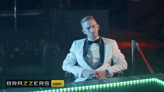 Brazzers - Blanche Bradburry hatalmas falloszt kap a hátsójába