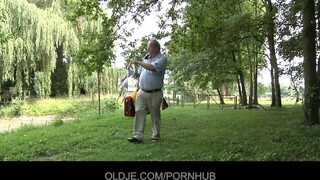 Oldje - Öreg pali reszeli a fiatal bigét