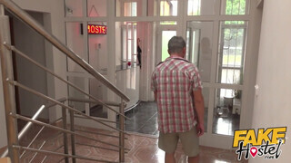 Fake Hostel - Tini turista csajszika punciba baszva