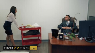 Brazzers - Ella Knox az óriás keblű latina lány