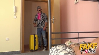 Fake Hostel szűk pinájú olasz csajszi és kettő fütykös