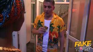 Fake Hostel afrikai maca és egy latin amerikai cunci közösen