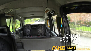 FakeTaxi pornósnak készülő lyuk megmutatja mit tud