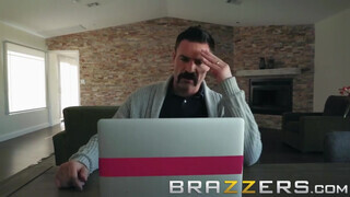 Brazzers - a kicsike ártatlan tinédzser idősebb brét kíván