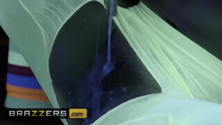 Brazzers - az ázsiai Kendra Spade jó termetes cerkát talál