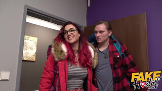 Tini bige kikezd a szobatársával - Fake Hostel