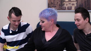 Dagi érett nő zsenge srácok csábít el - Mature.nl