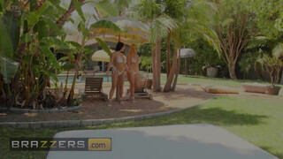 Brazzers - Angela White és Savannah Bond leápolják a kukacot