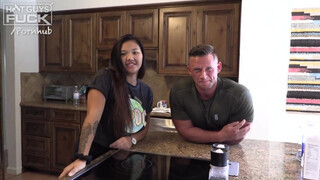 Hot guys fuck - molett faszi legyalázza a kicsike thai macát