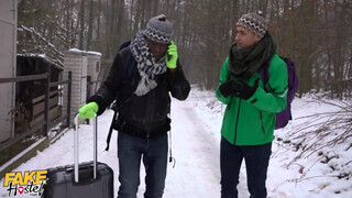 Méretes kannás fiatal gádzsi és a turista srácok - Fake Hostel