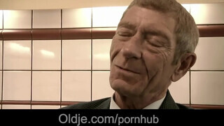 Magyar pornós maca dug vén hapsival - Oldje