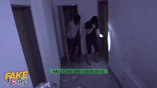 Tinédzser pipit kúrnak a rabló srácok - Fake Hostel