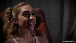 Orgia creampie - világos szőke szuka alig kap levegőt a faszoktól