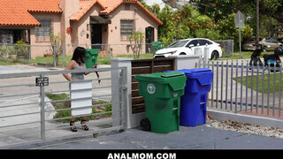 Nadia White tinédzser pasassal közösül - Anal mom
