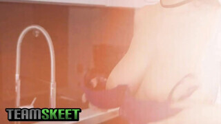 TeamSkeet - bögyös debella csajszika és a pici faszi esete
