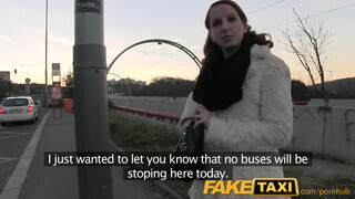 FakeTaxi - Zsenge ápoló szuka kefél a taxiban
