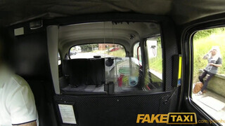 Faketaxi - szőrös pinájú milf csaj kufircol egyet