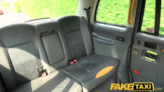 Fake Taxi - Rhiannon Ryder hímtagot akar a hátsójába