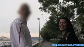 PublicAgent - Vivien Bell a bűbájos dzsipó nőci