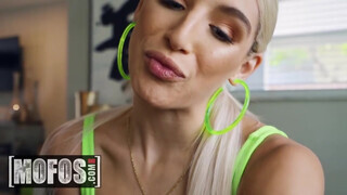 MOFOS - Abella Danger szőrös vaginája meghágva