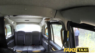 Fake Taxi - idősebb csajszi óriási fügyit akar
