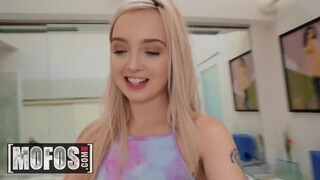 MOFOS - Lexi Lore gondosan fenékbe kefélve