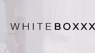 WhiteBoxxx - kicsmellű lány keményen megdöngetve