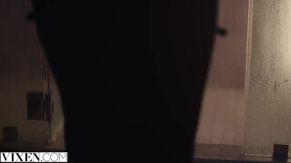 VIXEN - Allie a vonzó világos szőke milf