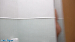 Kapuzsaru a WCben keféli meg a bögyös lányt