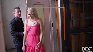 Eva Parcker és Christen Courtney édeshármasban kettyintenek