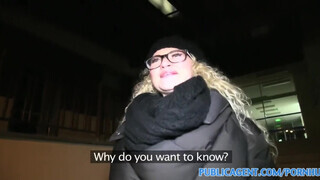 PublicAgent - Vadító szemüveges szöszi