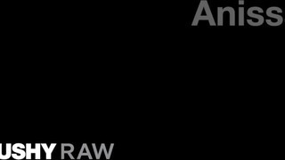 TUSHYRAW - Anissa Kate valagába hímvesszőt tolnak