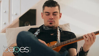 Babes - Mia Evans kúrel a gitáros pasassal